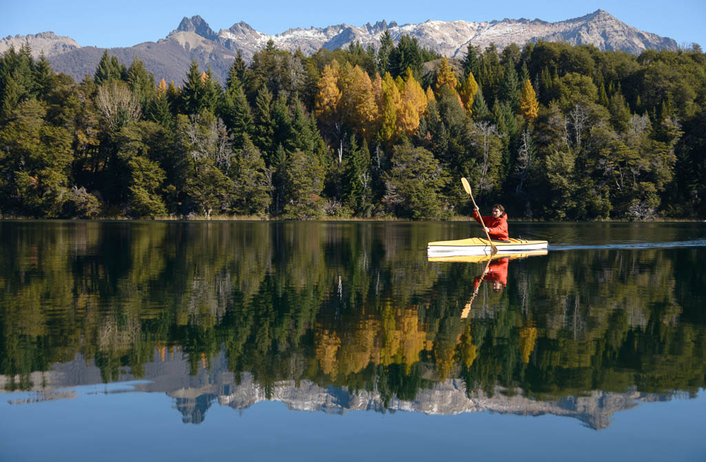 Kayak de travesía en los lagos de la Patagonia.
