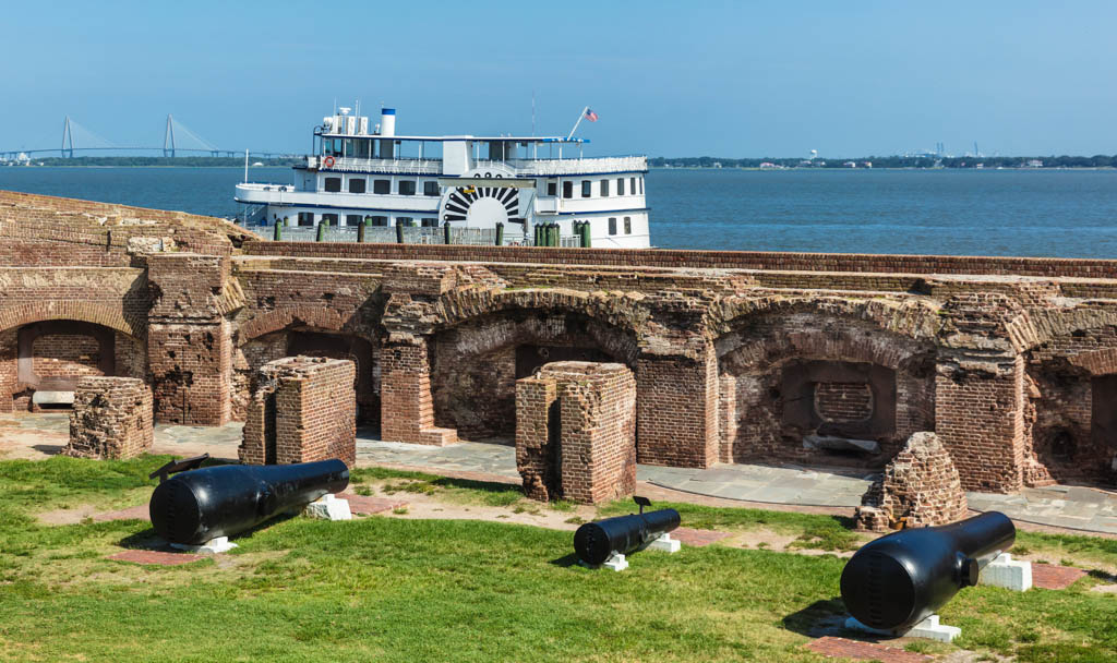 Two 15 inch 50,000-pound Rodman canons (on the sides), the largest guns used in the Civil War are on display at the Fort Sumter site in Charleston, South Carolina, USA