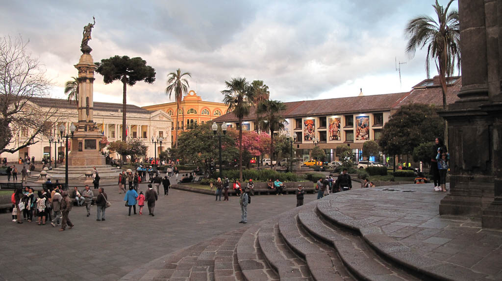 Plaza de la independencia, municipio, palacio arzobispal, monumento a los héroes del 10 de agosto, escalinata de la Catedral