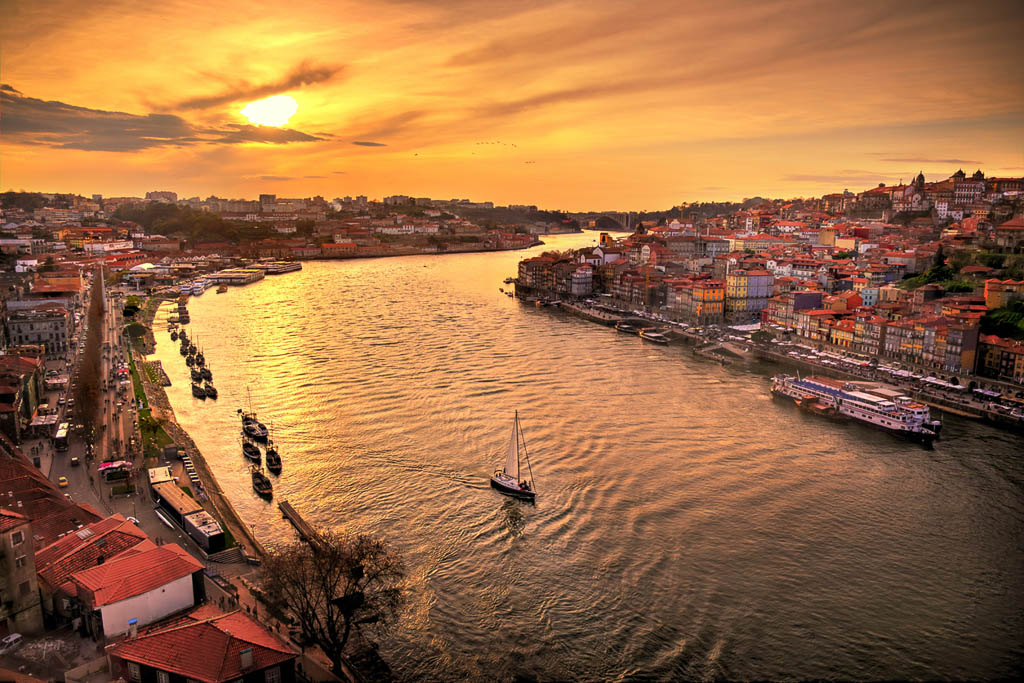 Puesta de sol en Oporto sobre el Rio Duero