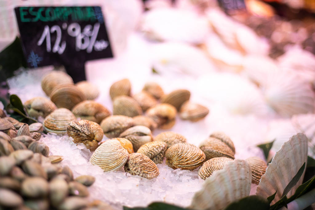 Raw Oyster stall in Mercat de la Boqueria, Barcelona